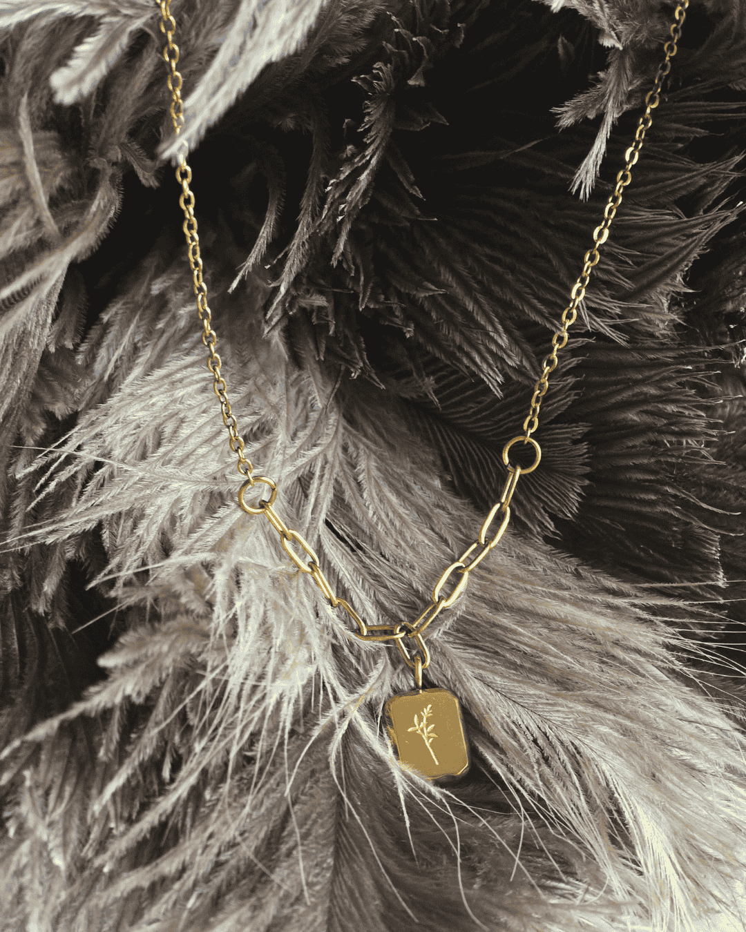 ARDEN GOLDEN NECKLACE